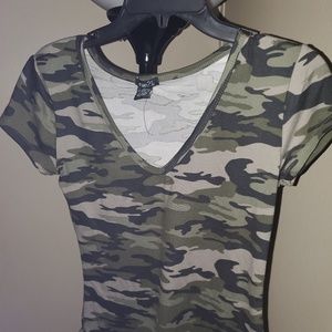 Camo vneck stretch top
